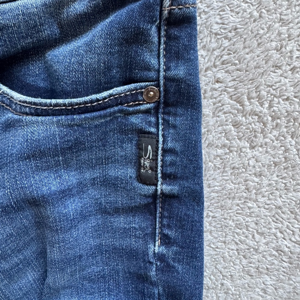 Silver Jeans Co.® Avery Wide Leg Curvy High Rise Double Button Jean - Picture 10 of 10